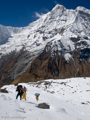 Durch den Schnee  zu Lager 2 auf etwa 5200 Metern Höhe - im Hintergrund die Annapurna South